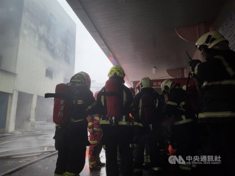 屏東縣東港安泰醫院3日一早發生火警，院方緊急疏散醫護人員及患者；消防人員集結人力協助灌救，並搜尋失聯人員。中央社記者黃郁菁攝 113年10月3日