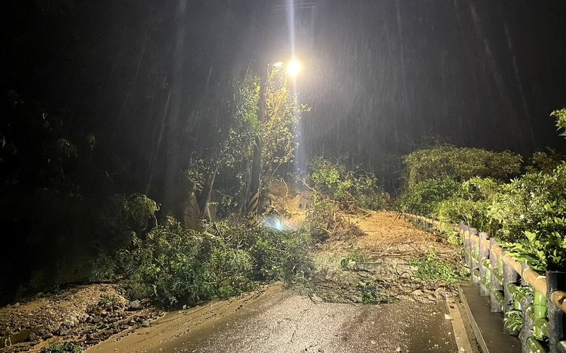 新北市瑞芳區瑞濱路原住民部落「阿美家園」聯外道路因連續雨勢不斷，3日下午發生土石坍塌、阻斷交通，目前確認聚落族人都平安，瑞芳區公所則表示，4日清晨將進場搶修。（瑞芳區公所提供）中央社記者黃旭昇新北市傳真  113年10月3日