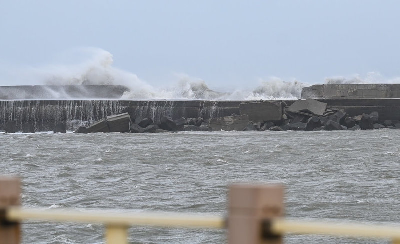 颱風「山陀兒」強襲台灣，桃園沿海適逢大潮加上強風掀浪，新屋區永安漁港北堤胸牆2日遭強勁浪擊出現損壞。（桃園市政府提供）中央社記者葉臻傳真  113年10月3日