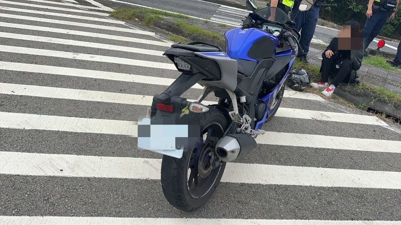 20歲越南籍男子3日下午疑因不熟路況，騎著普通重型機車誤闖國道，最後在國道3號香山交流道匝道出口處不慎自撞摔車，還好僅輕傷，隨後則被警方帶回調查。（警方提供）中央社記者管瑞平傳真  113年10月3日