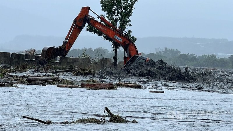 颱風山陀兒來襲,台東山區豪大雨導致溪流暴漲,鹿野鄉鹿寮溪下游3日潰堤,洪水灌入旁邊的新良濕地公園,施工怪手也被土石淹沒。中央社記者盧太城台東攝 113年10月3日