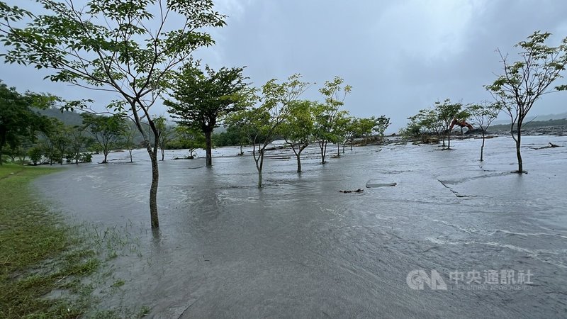 颱風山陀兒來襲，台東山區豪大雨導致溪流暴漲，鹿野鄉鹿寮溪下游3日潰堤，洪水灌入旁邊的新良濕地公園，目前變成汪洋一片，面積少了一半。中央社記者盧太城台東攝  113年10月3日