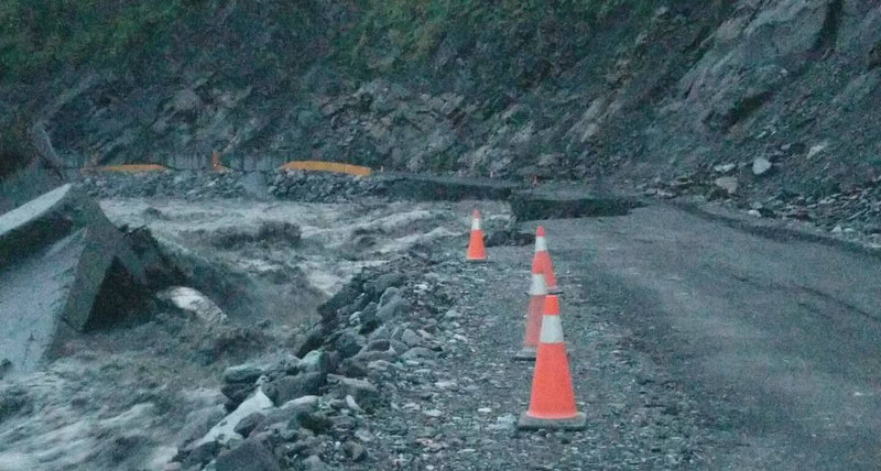 颱風山陀兒帶來強烈風雨，荖濃溪河水暴漲挾帶土石沖擊，導致高雄台20線94K+500明霸克露橋河床便道流失50公尺，道路中斷，所幸已預警性封閉道路，無人車傷亡。（甲仙工務段提供）中央社記者洪學廣傳真  113年10月3日