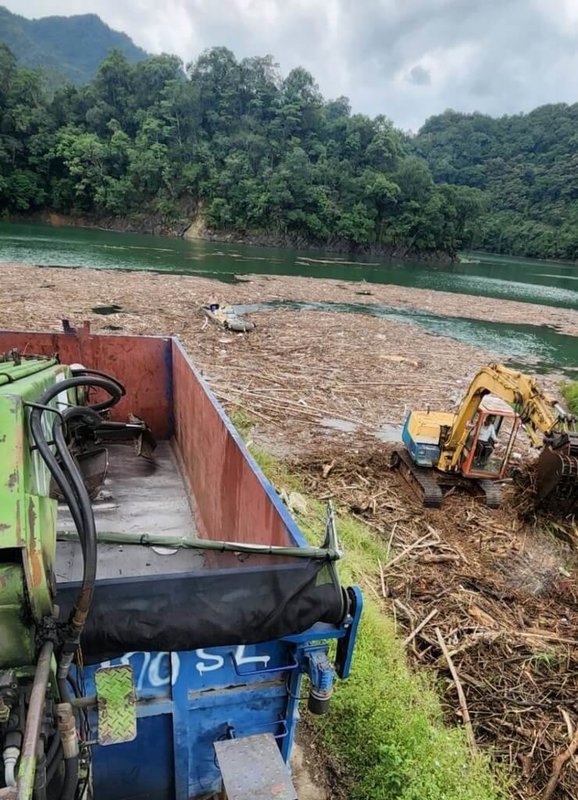 颱風山陀兒襲台，翡翠水庫上游堆積大量垃圾與漂流木。台北翡翠水庫管理局3日表示，受氣候影響導致漂流木等雜物數量難測，待颱風過後將加速清理。（台北翡翠水庫管理局提供）中央社記者劉建邦傳真  113年10月3日