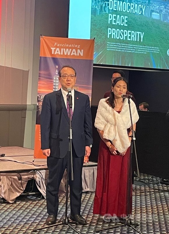 駐歐盟副代表馬博元夫妻共同領唱國歌,展現聲樂長才。中央社記者田習如布魯塞爾攝 113年10月3日