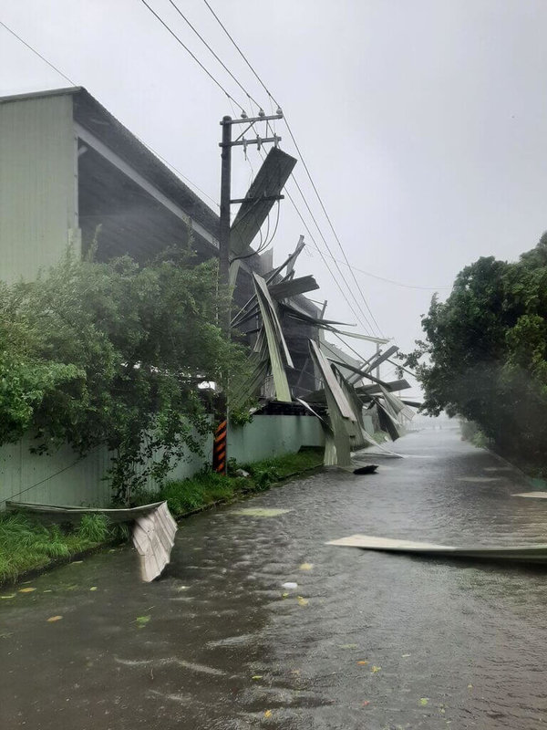 受颱風山陀兒影響，高雄風強雨大，前鎮區3日上午有鐵皮屋的鐵皮遭強風吹掀，影響供電線路，造成前鎮街、擴建路、新生路、鎮華街等共2840戶停電。（台電提供）中央社記者林巧璉傳真  113年10月3日