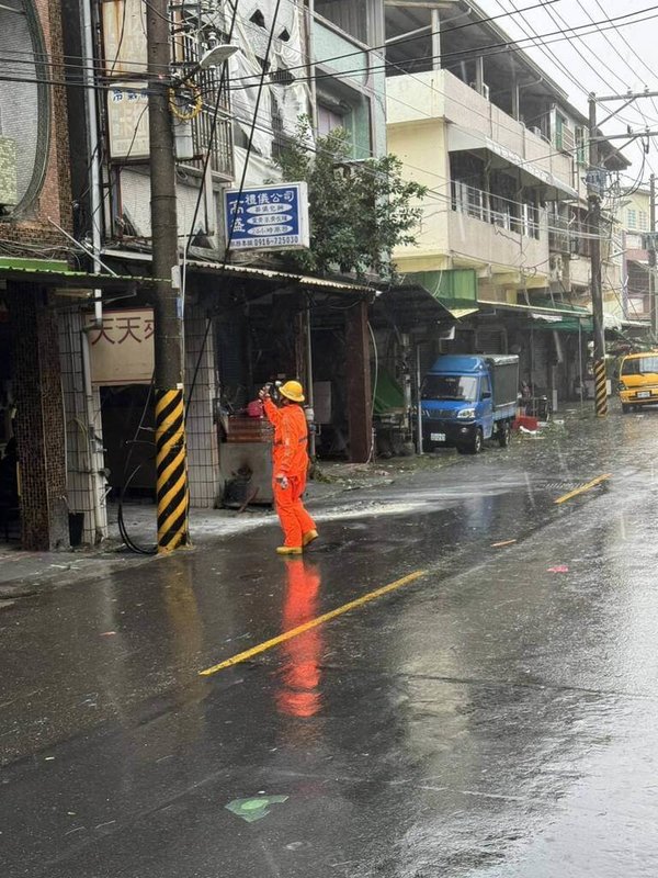 颱風山陀兒3日中午登陸高雄，強風豪雨多處致災，在旗津區中洲三路有電線斷裂垂落地面，造成一名男子受傷送醫，所幸並無大礙。（民眾提供）中央社記者蔡孟妤傳真  113年10月3日