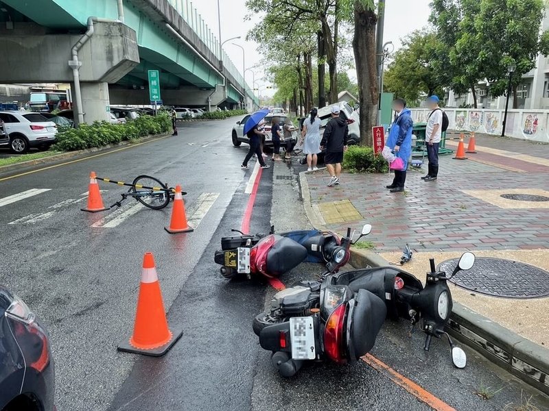 苗栗縣竹南鎮照南國小前路口，4日1輛轎車不明原因暴衝，連續撞擊多部汽機車後卡在路樹，造成5人輕傷。警方表示，肇事駕駛酒測值為零，事故原因待釐清。（民眾提供）中央社記者管瑞平傳真  113年10月4日