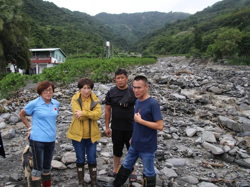 颱風山陀兒重創台東縣太麻里、金峰鄉，縣長饒慶鈴（左2）4日前往南迴地區視察災後情況，指示相關單位緊急啟動救助專案。（台東縣政府提供）中央社記者盧太城台東傳真  113年10月4日