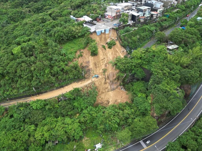 颱風「山陀兒」襲台造成新北市瑞芳區「阿美家園」聯外道路邊坡坍方、居民交通受阻。瑞芳區長楊勝閔4日表示,因土石鬆軟、不斷有落石崩落,最快要5日才能搶通道路。(瑞芳區公所提供)中央社記者黃旭昇新北市傳真 113年10月4日