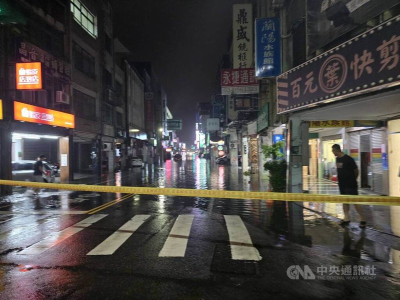 宜蘭縣羅東鎮3日深夜一度降下瞬間暴雨,造成鎮內多處道路淹水,影響通行,警消獲報後隨即前往拉起封鎖線,暫時禁止人車經過。中央社記者沈如峰宜蘭縣攝 113年10月4日