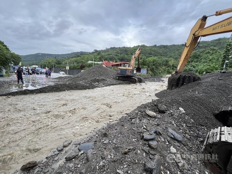 台東南迴地區3日深夜至4日清晨滂沱大雨，南迴公路太麻里三和路段野溪暴漲，土石流淹沒道路，此路段從清晨4時過後雙向中斷，大型機具進場搶修中。中央社記者盧太城台東攝  113年10月4日