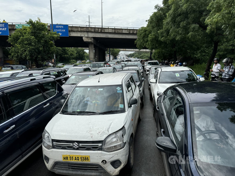 印度首都區所在的德里除了清晨、深夜外，道路幾乎沒有不塞車的時候，路上汽車、摩托車、三輪車與行人爭道。但根據最新的調查，全印交通最混亂的城市是班加羅爾，德里只排第3。圖為德里外圍交通大打結。中央社記者李晉緯新德里攝  113年10月4日