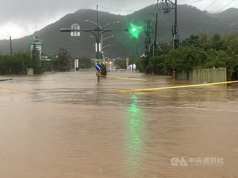 颱風山陀兒帶來強降雨，新北市政府警察局金山分局4日表示，由於水位暴漲，大鵬地區淹水，已在台2線43.5公里（大鵬派出所）至44公里處（大鵬國小）封鎖雙向通行車道，禁止通行。（翻攝照片）中央社記者高華謙傳真  113年10月4日