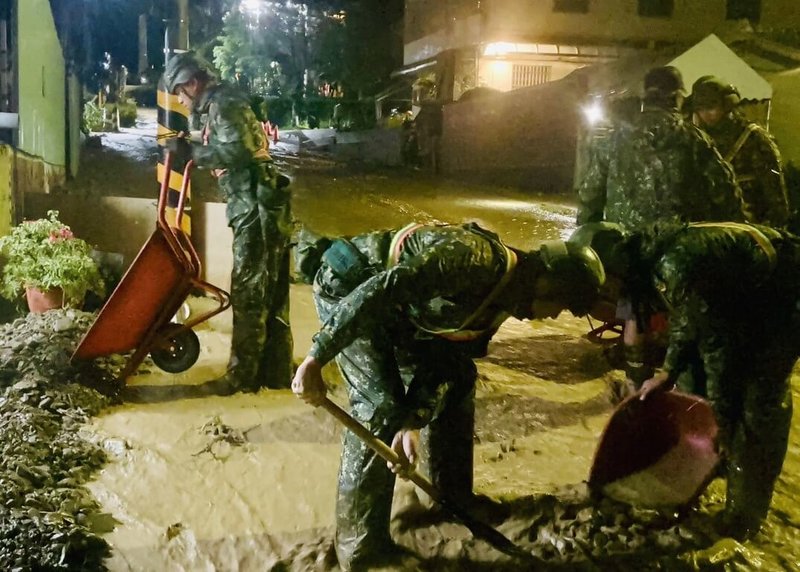 國軍第二作戰區所屬台東地區指揮部3日接獲太麻里鄉公所兵力申請後，立即派遣官兵前往清除溢流土石。（國軍第二作戰區提供）中央社記者吳書緯傳真  113年10月4日