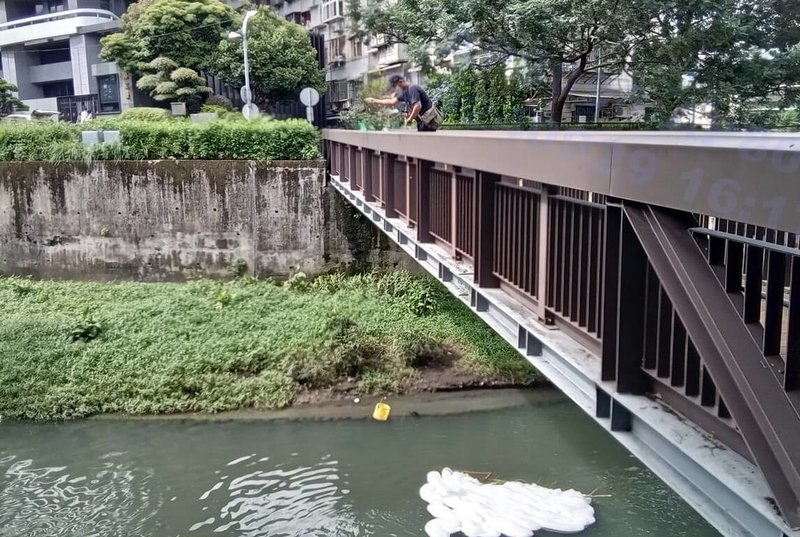 新北市環保局4日表示，日前接獲民眾報案，指中和區瓦窯溝及橋和路與福和路交口出現泡沫廢水；稽查員前往採取水樣測試，經與消防局共同追查發現，瓦窯溝泡沫源自中和區「翔之譽社區」，已依法告發並限期改善。（新北市政府環保局提供）中央社記者黃旭昇新北傳真  113年10月4日