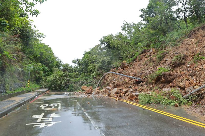 基隆4日凌晨大雨,新豐街海中天社區前山坡大面積土石崩落走山,交通中斷,基隆市工務處表示,已派機具搶通,預計7日民眾上班前恢復全線通車。(基隆市政府提供)中央社記者沈如峰基隆傳真 113年10月4日