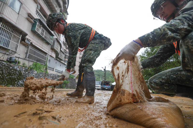 第三作戰區官兵4日協力基隆地區道路清淤作業，協助地方人車通行順暢。（國軍第三作戰區提供）中央社記者吳書緯傳真  113年10月4日