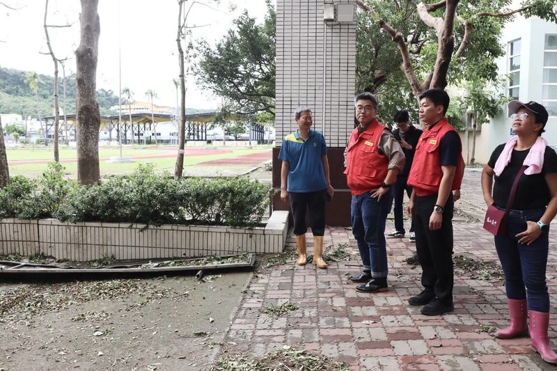 颱風山陀兒重創高雄，各區皆有校園災情，高雄市副市長李懷仁（左2）、教育局長吳立森（右2）4日至多處視察災損。（高雄市教育局提供）中央社記者林巧璉傳真  113年10月4日