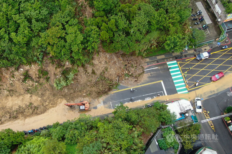 基隆4日凌晨大雨，新豐街海中天社區前山坡大面積土石崩落走山，長度約100公尺，交通中斷，市府工務處指出，市府已全力動員機器與人力進場搶修。中央社記者王騰毅攝 113年10月4日