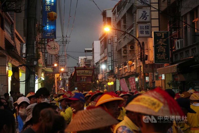 屏東東港東隆宮迎王平安祭典重頭戲遷船遶境4日循古禮進行，上午先將王船遷出廠並舉辦法會，中午過後王船出牌樓，依排定路線在鎮內遶行，吸引許多民眾搶拍陸上行舟奇觀。中央社記者黃郁菁攝 113年10月4日