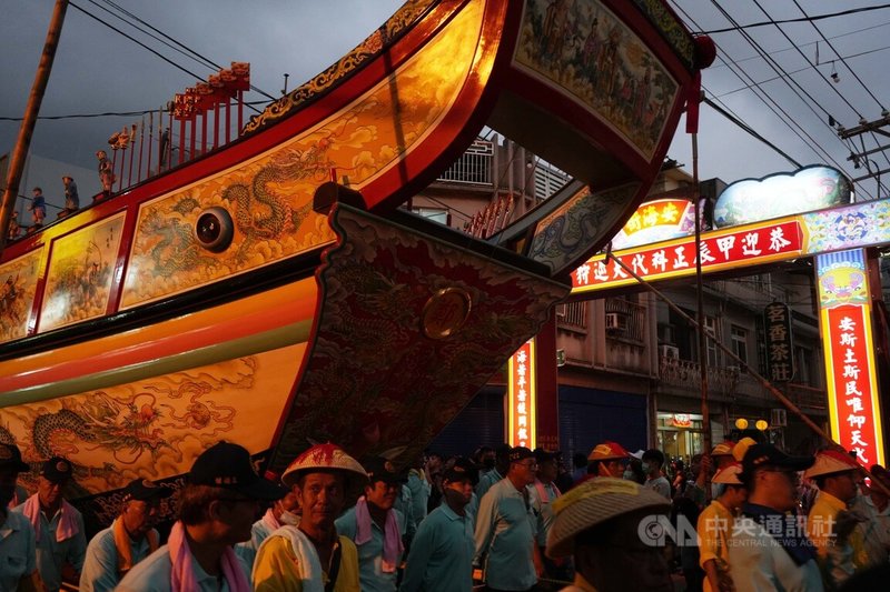 屏東東港東隆宮迎王平安祭典進入尾聲，4日展開重頭戲遷船遶境，象徵沿途收煞驅瘟，並讓百姓頂香膜拜，鎮上大街小巷擠滿爭睹人潮。中央社記者黃郁菁攝 113年10月4日