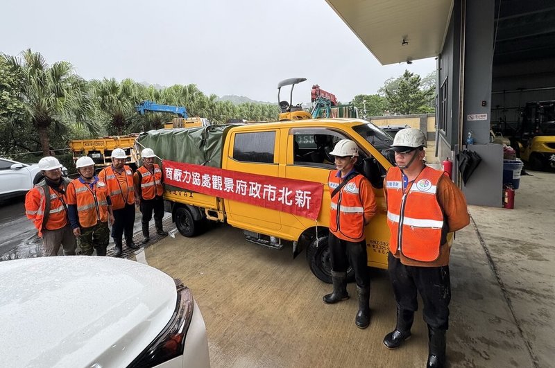 颱風「山陀兒」重創高雄，新北市政府盤點救災能量，4日上午出動76名人力、22組機具前往高雄，將協助清理校園、協助收容、環境清消等災害復原工作。（新北市府災害應變中心提供）中央社記者黃旭昇新北傳真  113年10月4日