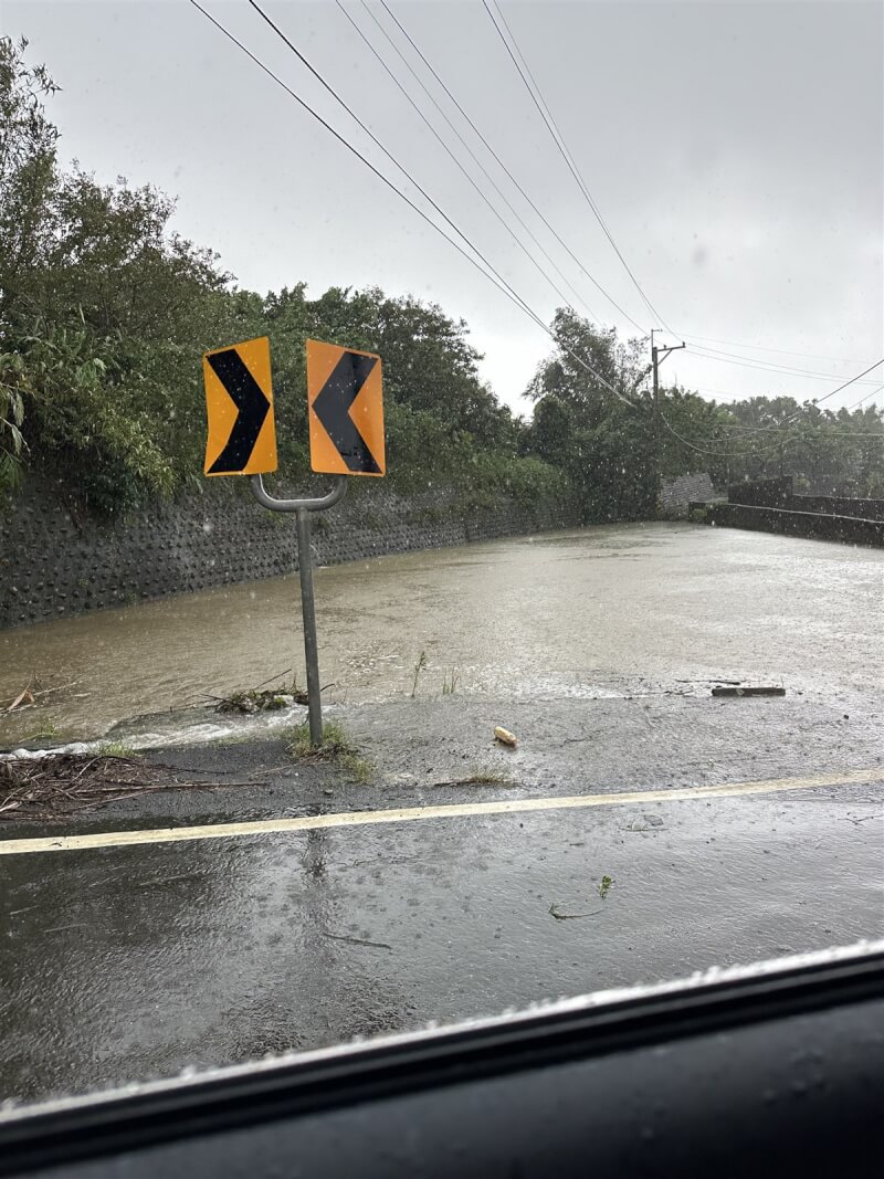 民進黨新北市議員鄭宇恩4日指出,三芝山區雨水狂灌,原本是農田的地方變成湖泊。(鄭宇恩提供)中央社記者高華謙傳真 113年10月4日