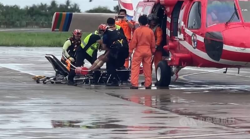 駐守在台東豐年機場的空勤總隊第3大隊第3隊4日上午接獲總隊通報，綠島外海有海難，5名菲籍船員必須吊掛後送到台東就醫，第3隊立即派遣黑鷹直升機前往救援。中央社記者盧太城台東攝 113年10月4日