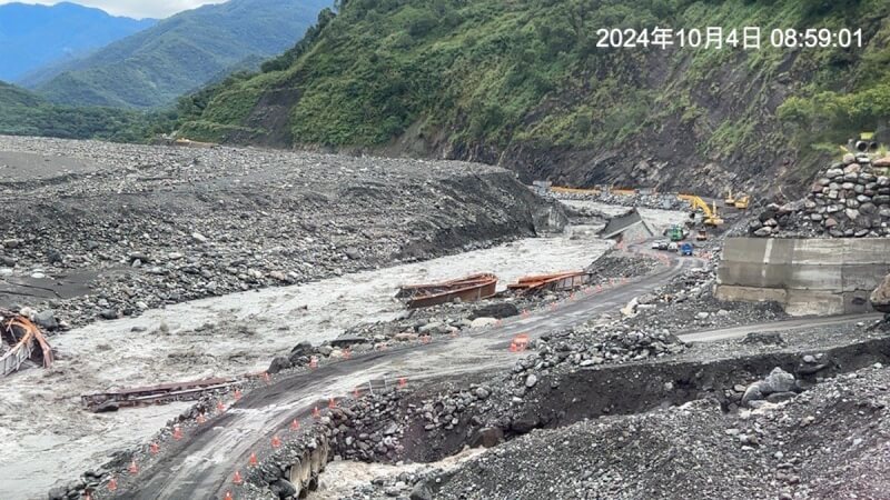 颱風山陀兒過境，南橫公路西端因荖濃溪水暴漲，致台20線明霸克露橋河床便道流失50公尺，交通中斷。甲仙工務段已進駐搶修，第1階段預計5日中午搶通步行通道，第2階段7日搶通河床便道。（甲仙工務段提供）中央社記者洪學廣傳真 113年10月4日