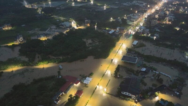 颱風山陀兒雖已消散，北海岸4日下午發生超大豪雨，從空拍畫面可以看到金山、萬里多處嚴重淹水，道路宛如一片汪洋。（新北市府消防局提供）