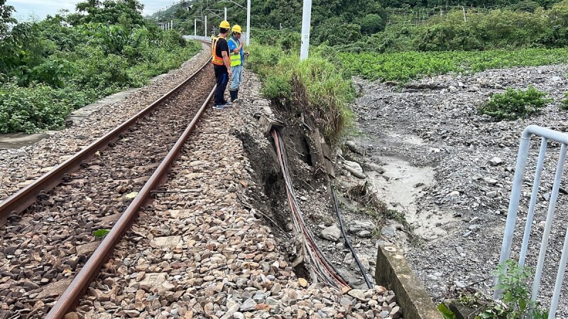 台鐵台東太麻里與知本間路段4日發生路基流失（圖）及土石流侵入。中央社記者盧太城台東攝 113年10月4日