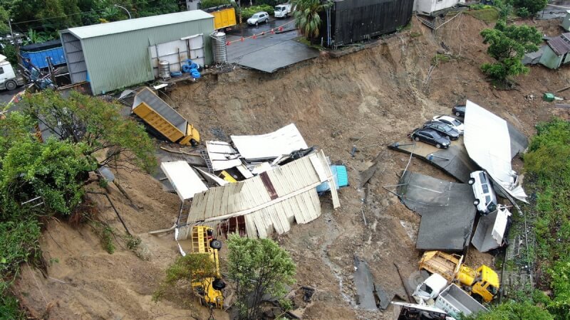 受颱風山陀兒影響，大雨狂炸基隆市，天外天焚化爐清潔大樓旁邊坡3日晚間山崩，多輛公務車陷落，其中包含垃圾車、灑水車等。中央社記者王騰毅攝　113年10月4日