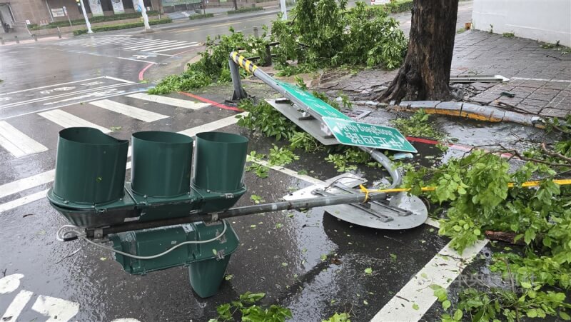 颱風山陀兒3日中午登陸高雄，為當地帶來狂風驟雨，市區一處路口號誌桿遭強風吹倒在地。中央社記者董俊志攝 113年10月3日