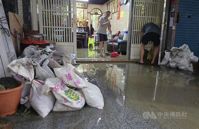 颱風山陀兒挾強風豪雨登陸南台灣，3日在高雄地區造成多處災情，傍晚時刻鼓山區風雨轉小，民眾也趕緊動手整頓家園。中央社記者董俊志攝 113年10月3日