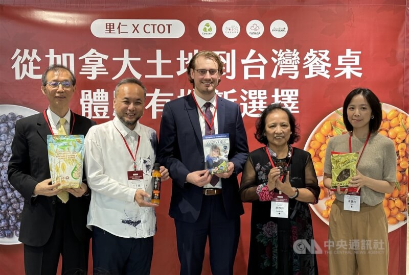 加拿大駐台北貿易辦事處副處長拓喬丹(Jordan Turley)(中)與里仁公司總經理李妙玲(右2)4日出席記者會,推廣加拿大小農有機栽種的沙棘果醋、果醬以及野生藍莓粉等。中央社記者高華謙攝 113年10月4日