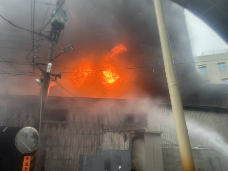 屏東縣東港安泰醫院3日上午發生火警，大樓冒出明顯火光及黑煙，院方緊急疏散醫護人員及患者，消防到場趕緊布水線灌救。（屏東縣政府提供）