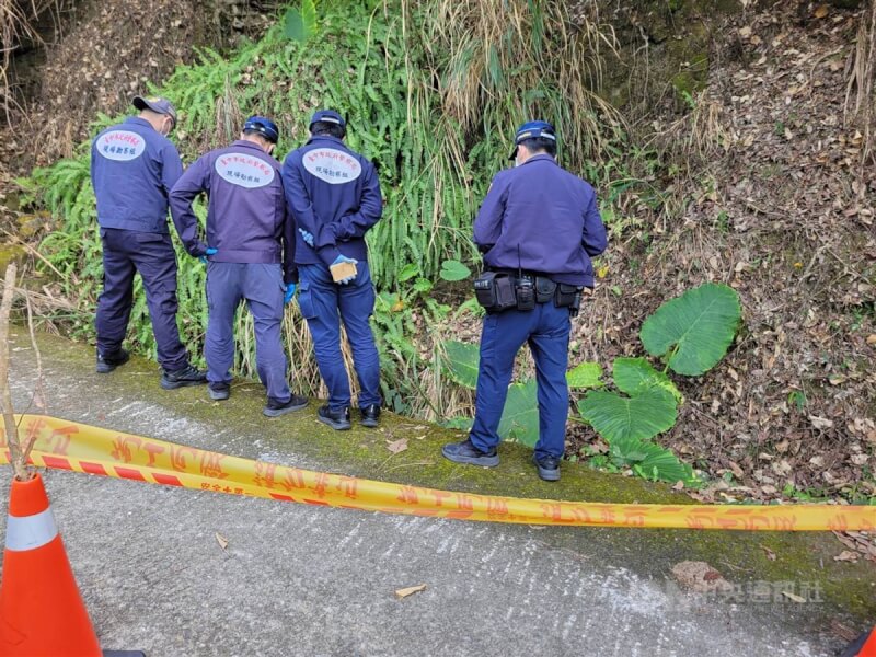 台中市江姓女子與張姓男友赴美國留學期間，因不滿江父停止資助，返回台灣後持鐵鎚殺害江父後棄屍。圖為警方當時前往棄屍地點勘查。（翻攝畫面）