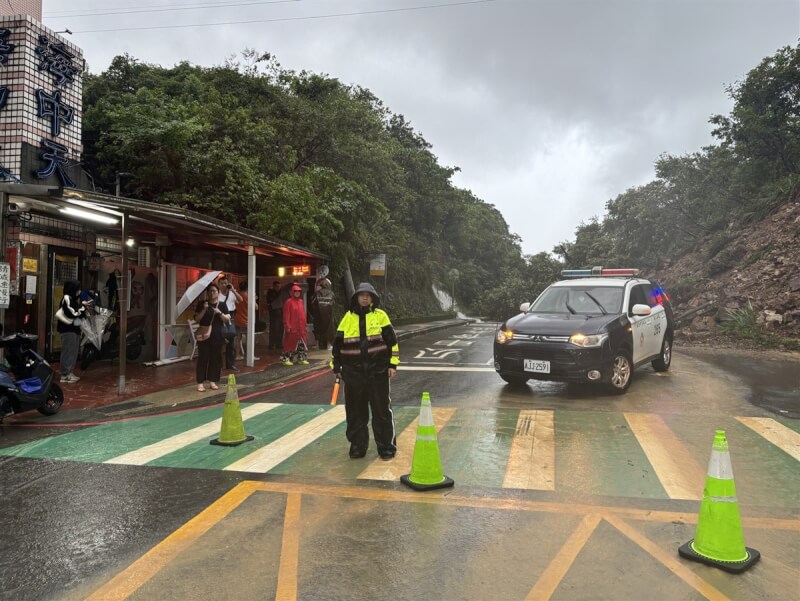 基隆市新豐街4日凌晨因大雨造成海中天社區前山坡有大面積土石崩落走山，交通中斷，警方獲報後隨即冒雨前往管制。（讀者提供）中央社記者沈如峰基隆傳真 113年10月4日