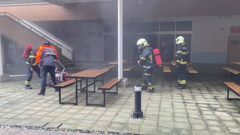 國立澎湖科技大學餐廳4日上午發生火警，警消出動人車前往灌救，所幸火勢及時撲滅。（澎湖縣消防局提供）中央社  113年10月4日