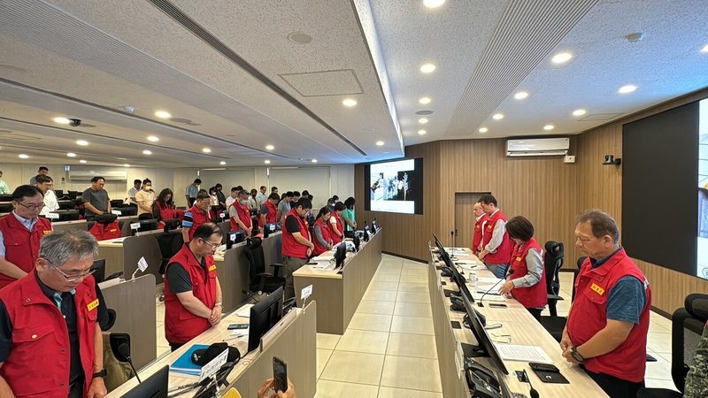 屏東縣東港安泰醫院在颱風山陀兒來襲期間，因火警造成9人死亡，屏東縣長周春米（右2）4日主持災害應變中心工作會議時，率團隊為罹難者默哀。（屏東縣政府提供）中央社記者李卉婷傳真  113年10月4日