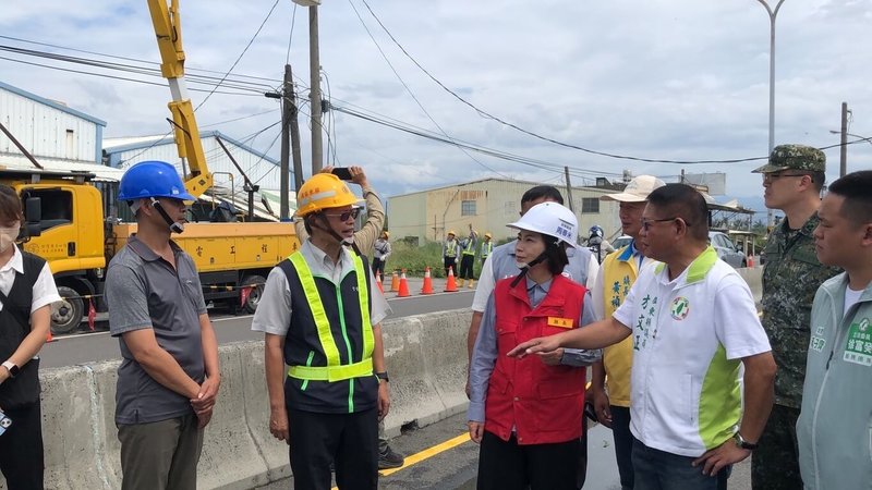 颱風山陀兒造成屏東多處災損，縣長周春米（前右3）4日前往台17線東港大潭路段視察電桿傾倒狀況。（屏東縣政府提供）中央社記者李卉婷傳真  113年10月4日