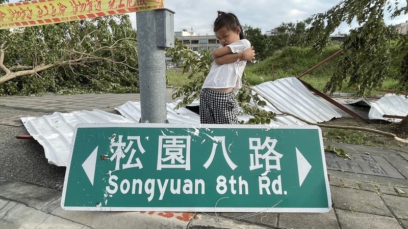 颱風山陀兒3日登陸高雄造成嚴重災情，部分路口路牌遭吹飛，許多民眾也爭相在網路社群貼出與掉落路牌合照，形成另類苦中作樂。（民眾提供）中央社記者洪學廣傳真  113年10月4日