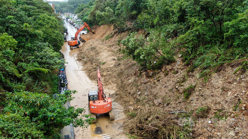 基隆4日凌晨大雨,新豐街海中天社區前山坡大面積土石崩落走山,交通中斷。基隆市工務處表示,已派怪手等大型機具搶通,預計7日民眾上班前恢復全線通車。中央社記者王騰毅攝 113年10月4日