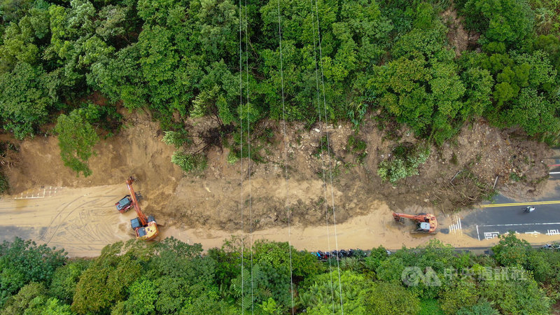 基隆4日凌晨大雨,新豐街海中天社區前山坡大面積土石崩落走山,長度約100公尺,交通中斷,請用路人提前改道,基隆市工務處已派怪手等大型機具搶通。中央社記者王騰毅攝 113年10月4日