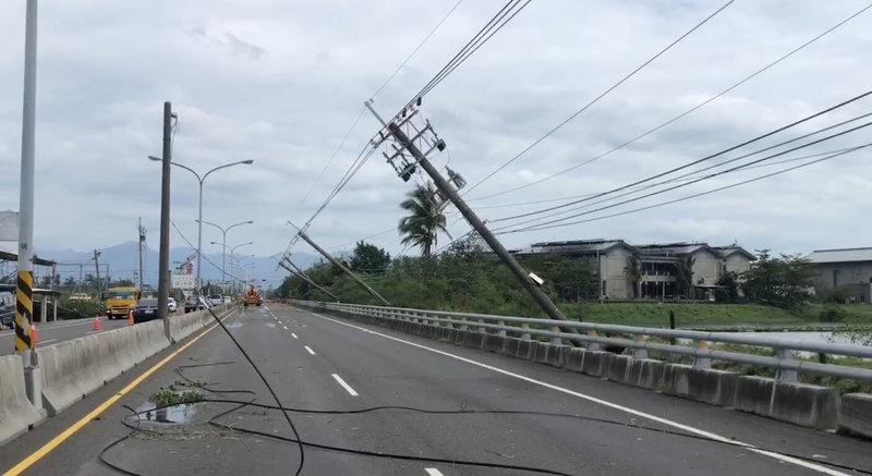 颱風山陀兒挾帶強風豪雨，屏東縣東港鎮颳起14級以上陣風，吹倒台17線大潭路段兩側電桿，台電搶修預計5日下午完成。（屏東縣政府提供）中央社記者李卉婷傳真  113年10月4日