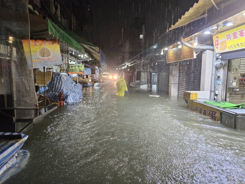 颱風山陀兒帶來豪大雨，新北市金山老街4日汪洋一片。（翻攝照片）中央社記者高華謙傳真 113年10月4日