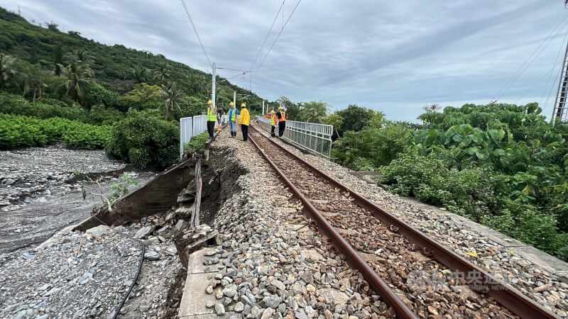 台鐵台東太麻里與知本間路段4日發生路基流失及土石流侵入，南迴線部分列車將停駛。中央社記者盧太城攝 113年10月4日