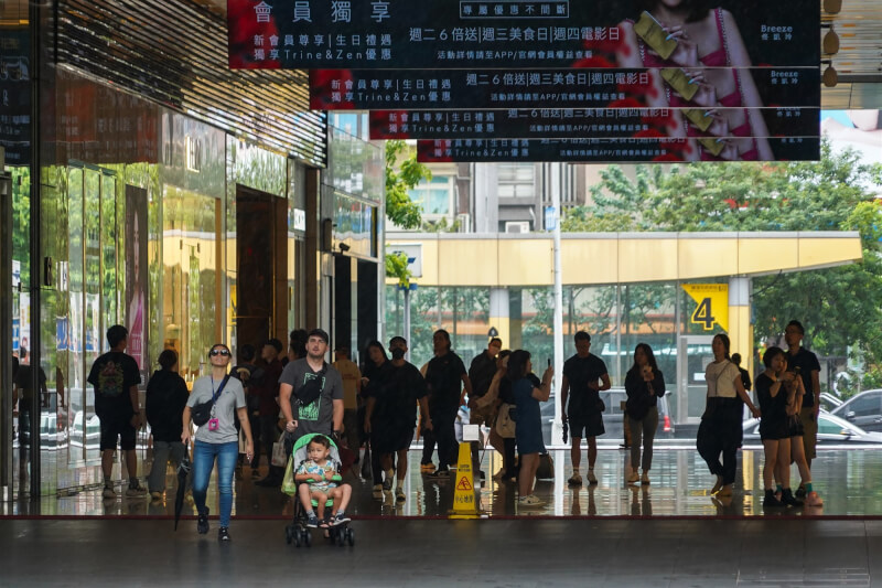 台北市區3日中午未出現強風大雨，市政府捷運站百貨公司陸續出現逛街人潮。中央社記者裴禛攝 113年10月3日