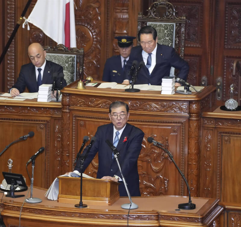 日本首相石破茂（前中）4日上任後首次施政演說。（共同社）